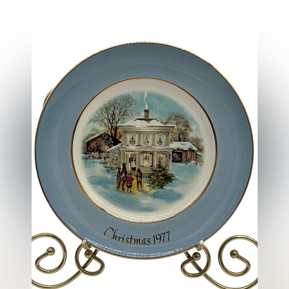 Vintage Avon Christmas 1977 Decorative Plate “Carollers in The Snow”